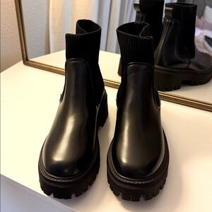 NWOT Forever 21 Black Chunky Chelsea Platform Boots